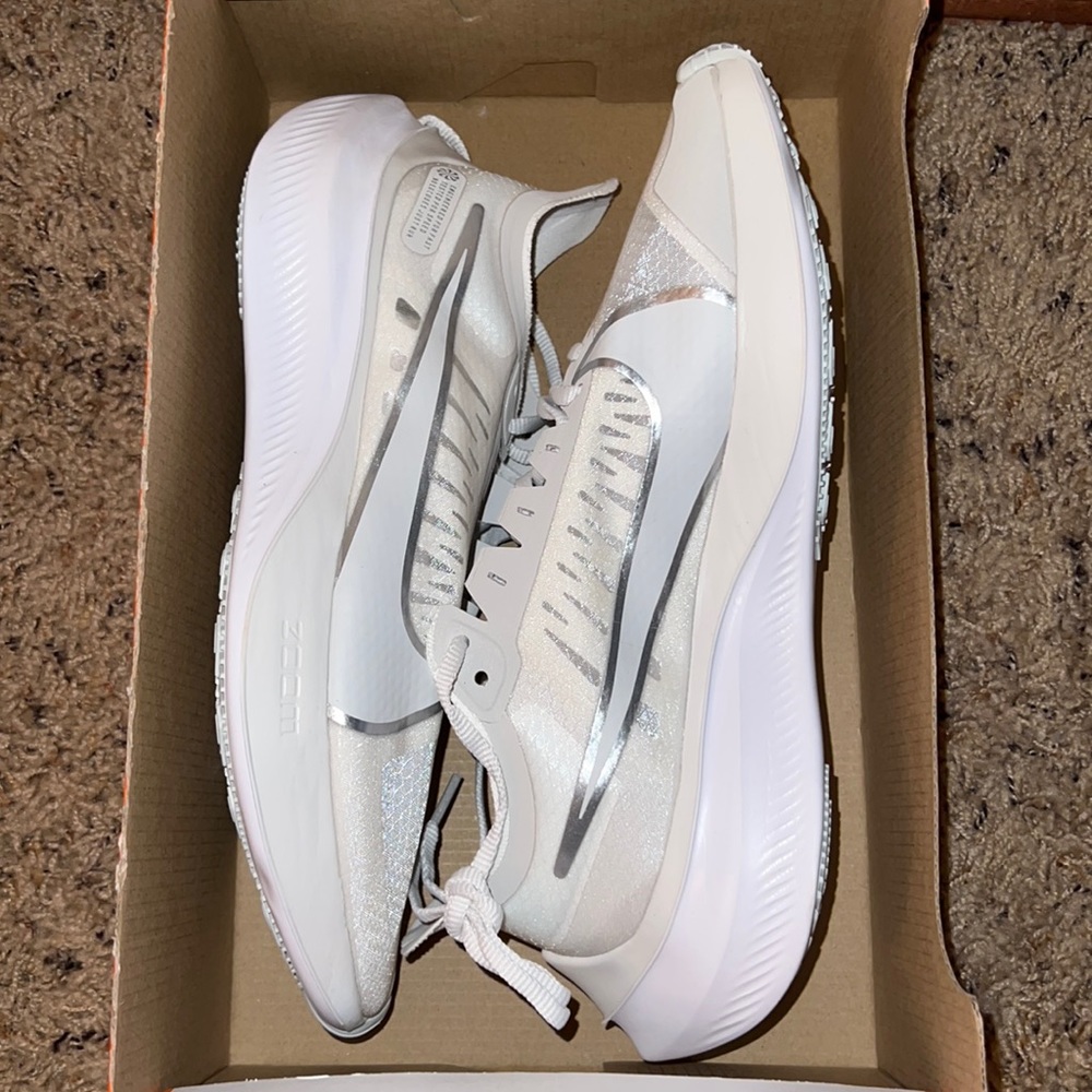 NEW - Women’s Nike Zoom Gravity Size 9